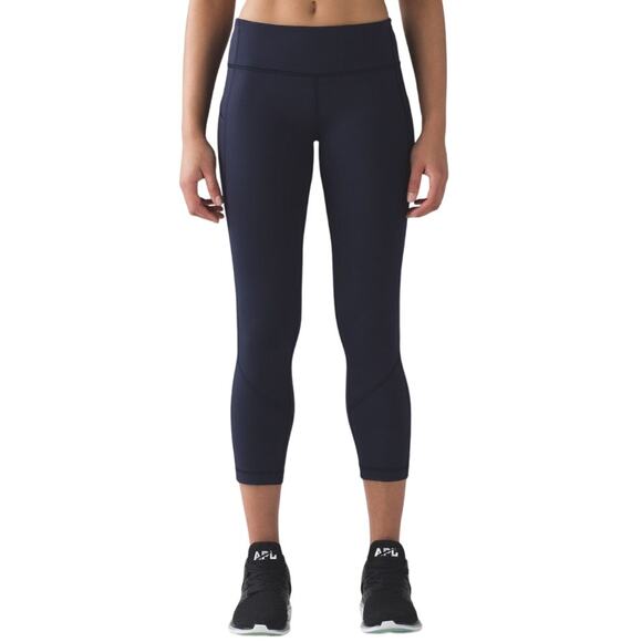 Lululemon Pace Rival Crop in Midnight Nacy size 6 - Picture 1 of 6